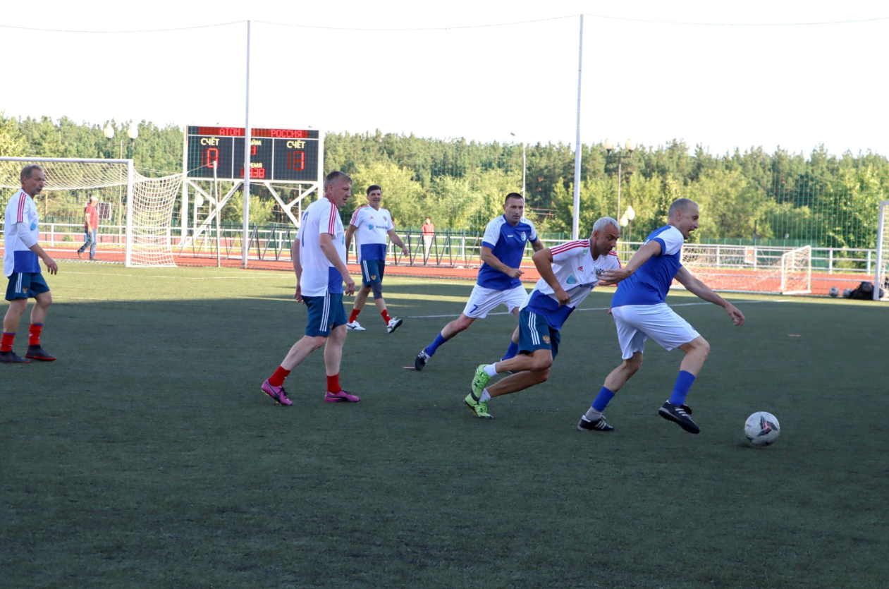  Легенды российского футбола сыграли в Нововоронеже .