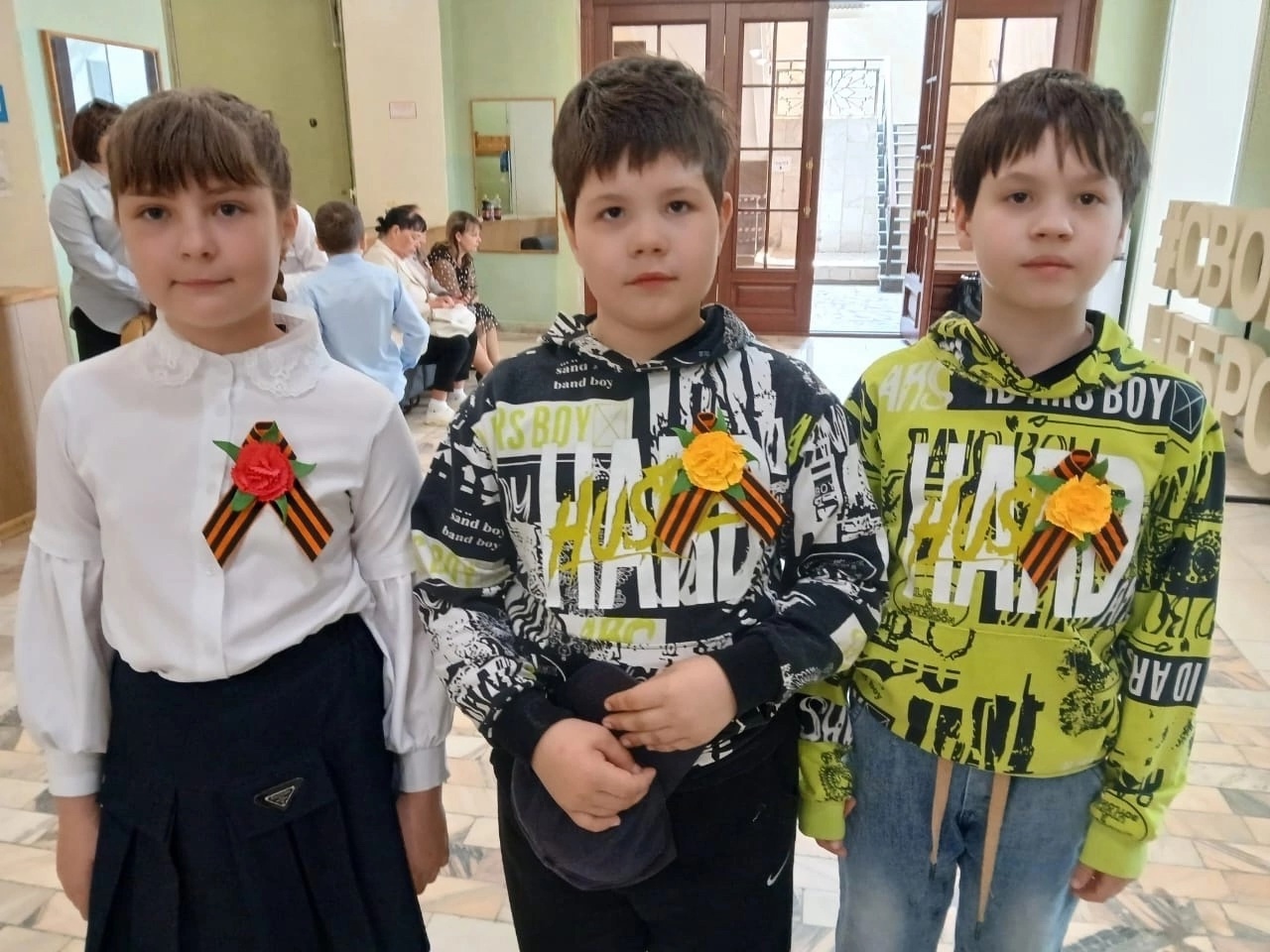 В Культурно-досуговом центре прошёл мастер-класс &quot;Гвоздика Победы&quot;, посвящённый символу памяти и мужества — красной гвоздике.