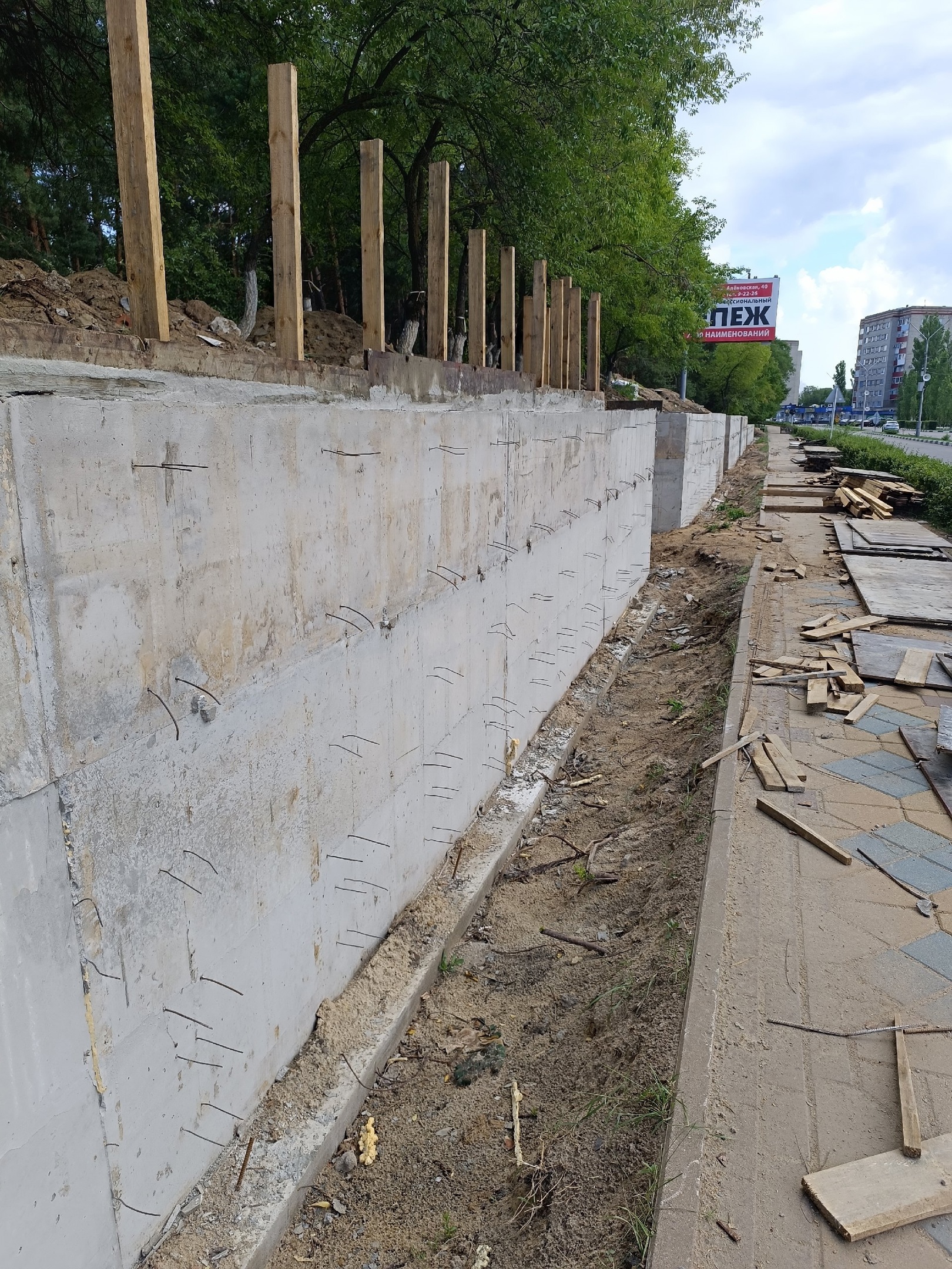 Работы по ремонту подпорной стены в парке продолжаются.