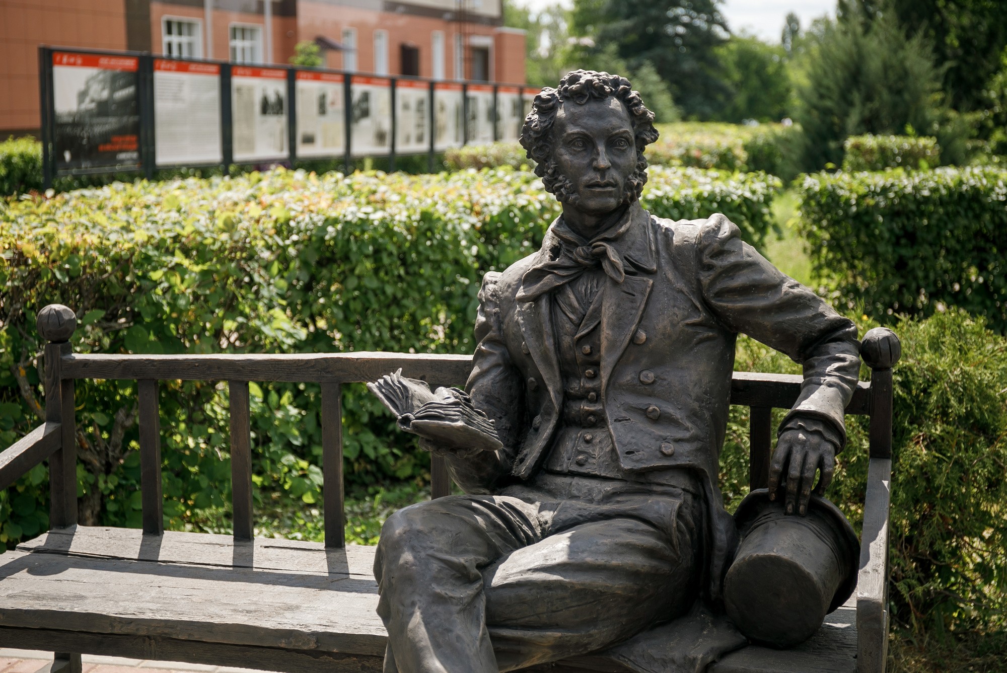 При поддержке атомщиков в Нововоронеже открыт памятник великому русскому поэту Александру Пушкину.
