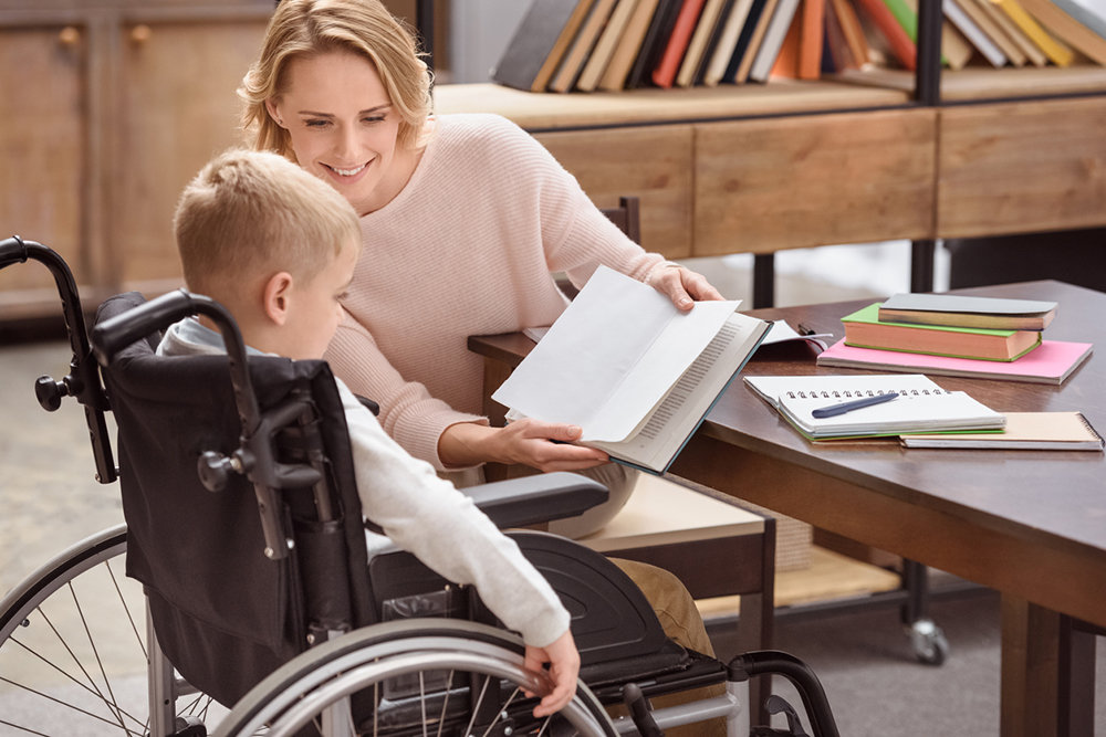 С 1 января 2024 года родители детей с инвалидностью смогут одновременно работать и получать выплаты по уходу.