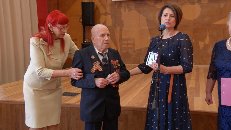 Юбилейные медали в честь 80-летия Великой Победы вручили труженикам тыла и несовершеннолетним узникам . Юбилейные медали в честь 80-летия Великой Победы вручили труженикам тыла и несовершеннолетним узникам .