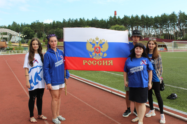 В Нововоронеже прошла торжественная церемония поднятия Государственного флага России.