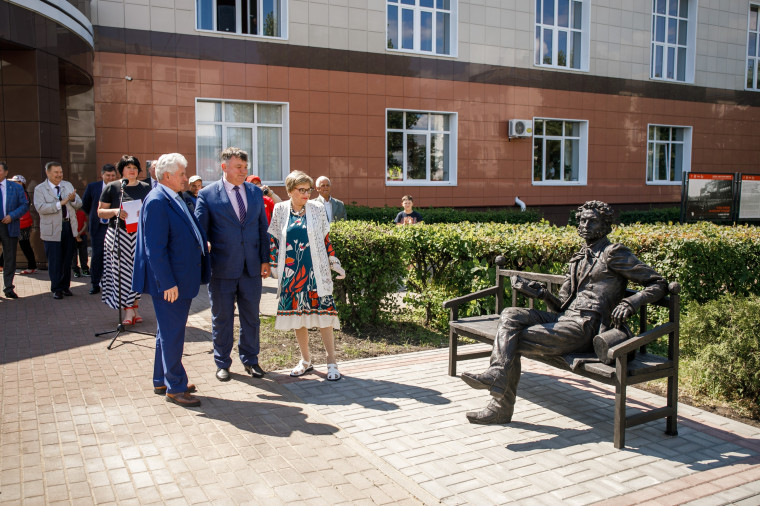 При поддержке атомщиков в Нововоронеже открыт памятник великому русскому поэту Александру Пушкину.
